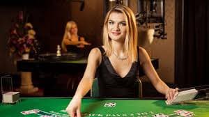 fetbet Sports Betting App ကို Smartphone မှ MNL Football Bet ချနေသောမြင်ကွင်း